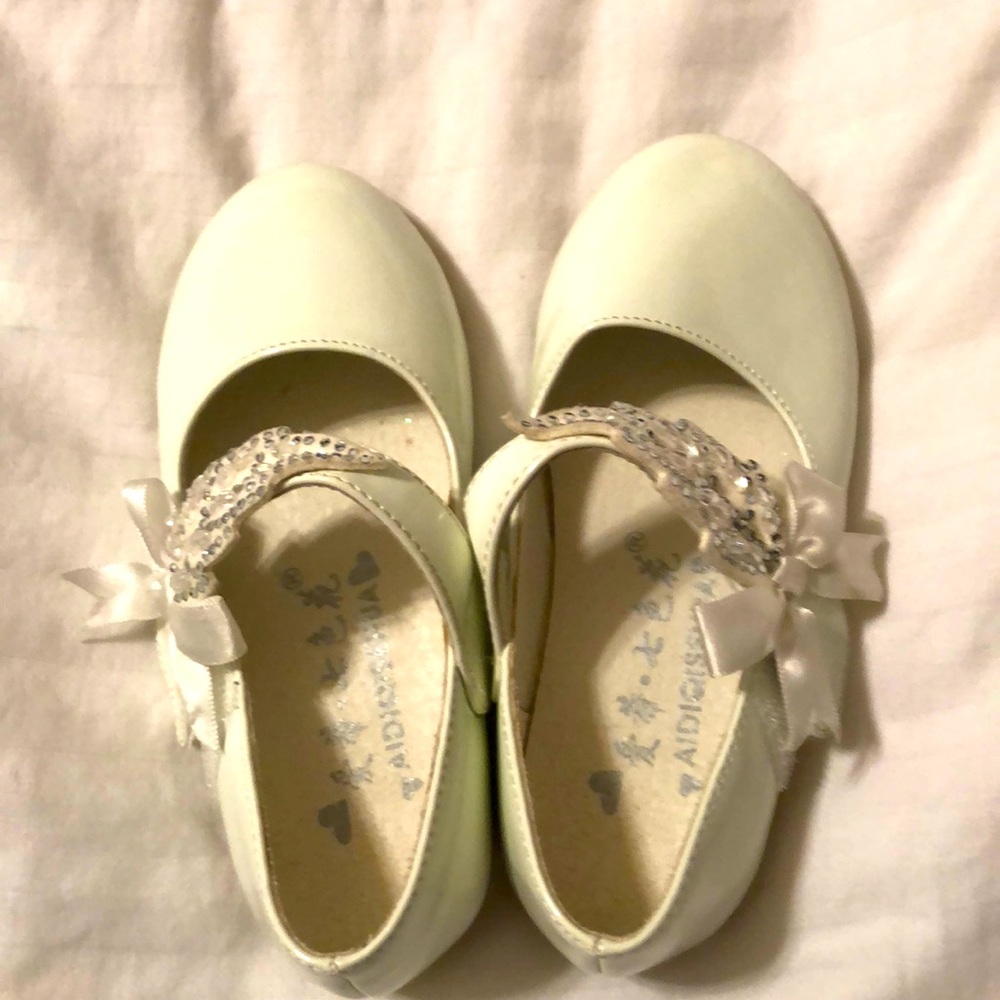 Cream/ Off White Dress shoes